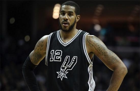 波兰对阵荷兰世预赛中，有球迷向场内投掷烟火迫使比赛被中断